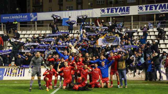El Hércules celebrando la victoria ante el Lleida con sus aficionados.