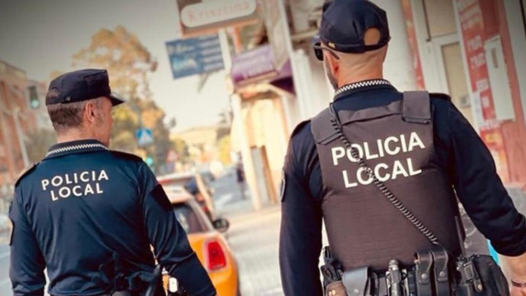 Dos agentes de la Policía Local de Elche.