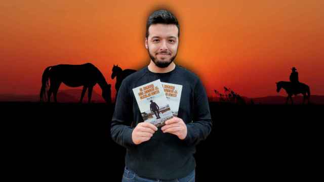 Diego Mateo posando con su primer libro, 'El hombre que asesinó al salvaje Oeste'.