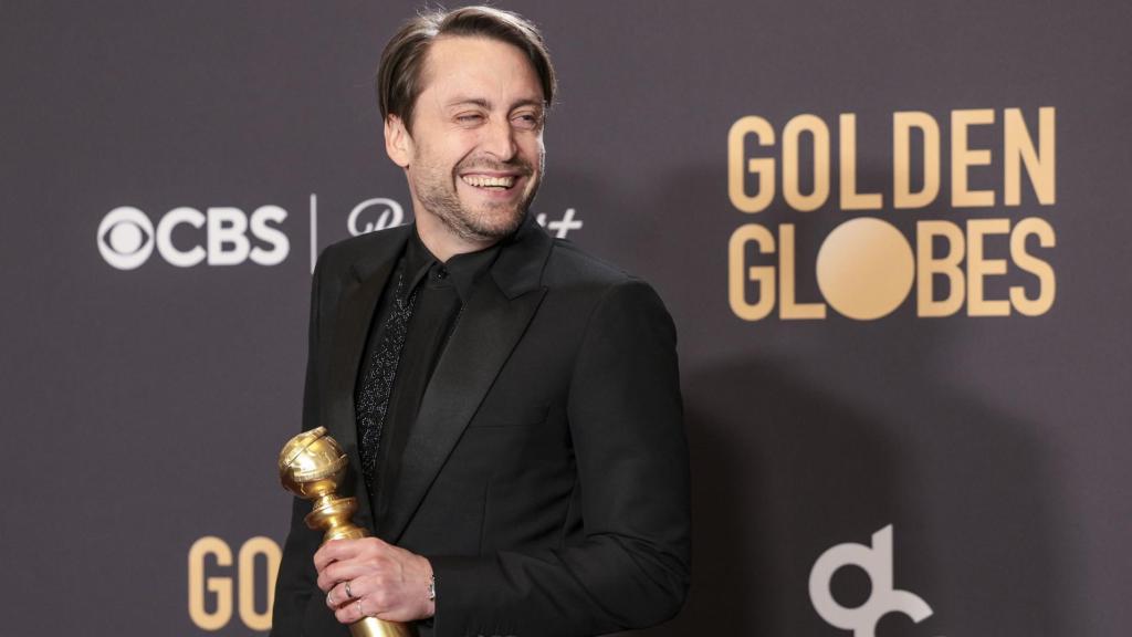 El actor estadounidense Kieran Culkin posa en la alfombra roja de los Globos de Oro 2024.