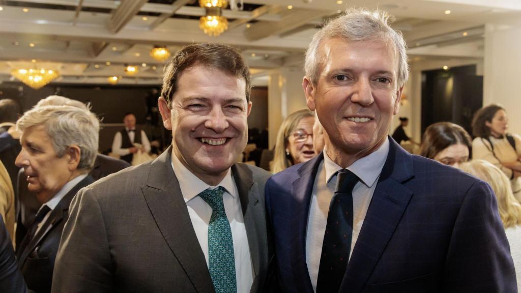 Fernández Mañueco junto a Alfonso Rueda esta mañana en Madrid