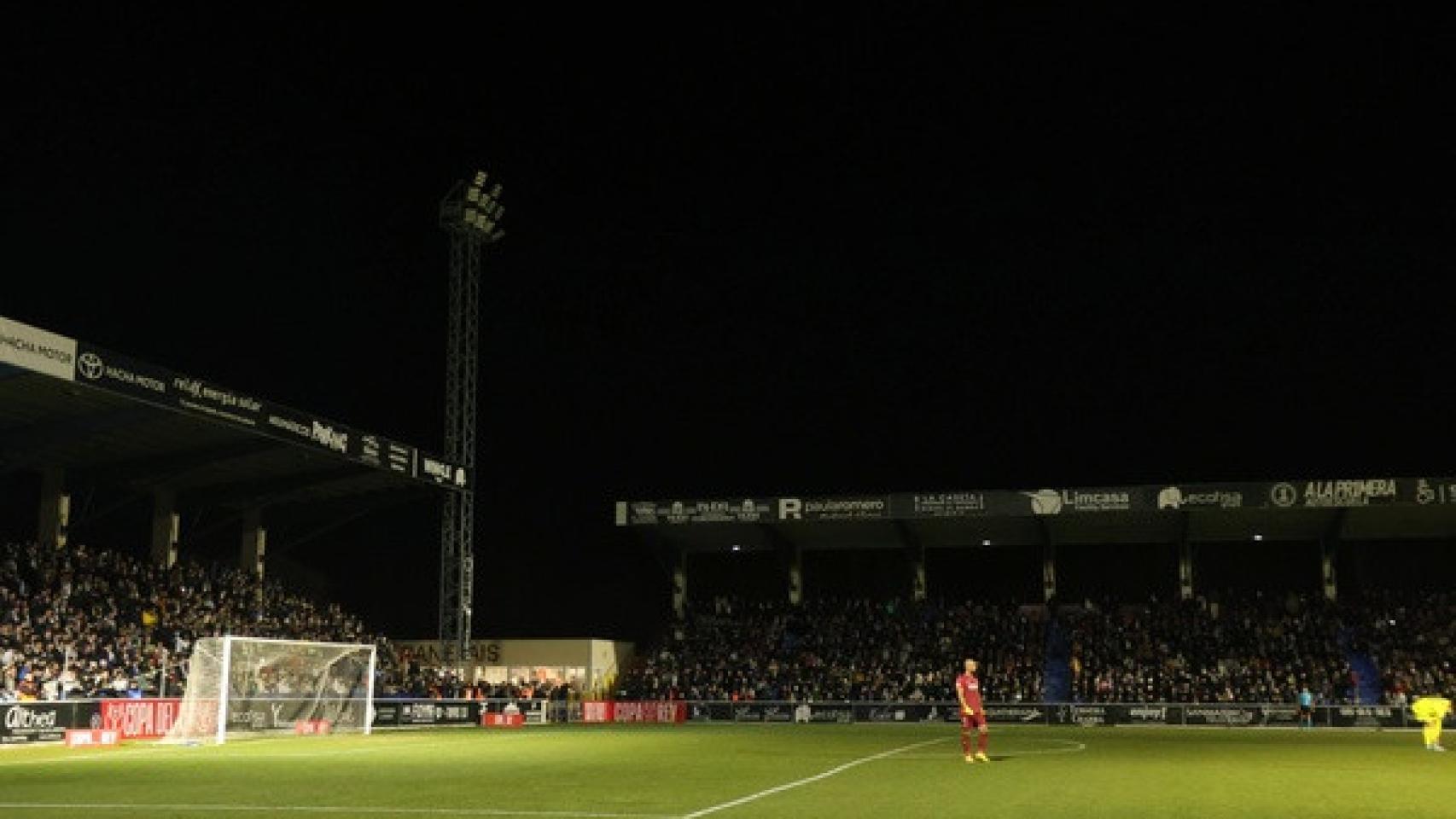 Apagón en el campo de fútbol Reina Sofía de Salamanca en un partido de Copa del Rey