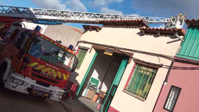 Los Bomberos de Valladolid actúan en el incendio de una chimenea.