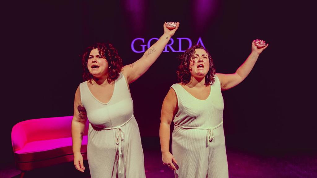 Mara Jiménez y Teresa López durante un ensayo de 'Gordas'