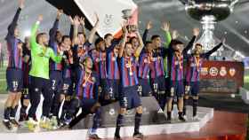Los jugadores del Barça celebran la Supercopa