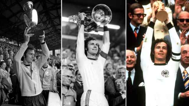 Franz Beckenbauer levantando la Eurocopa, la Copa de Europa y el Mundial