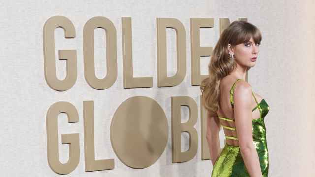 La cantante Taylor Swift a su llegada a la gala de la 81ª edición de los Globos de Oro.