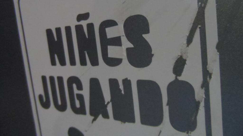 Señal intervenida para convertir la palabra niños en niñes. Foto: Mbulig vía Wikimedia Commons (CC BY-SA 4.0)