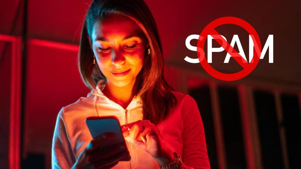 Una mujer bloqueando una llamada de SPAM.