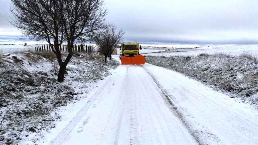 Un camión quita la nieve en una carretera de Castilla y León.