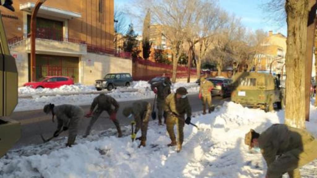 Militares quitando nieve de las calles de Guadalajara en 2021.
