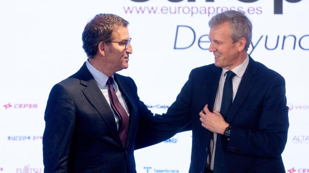 Alberto Núñez Feijóo y Alfonso Rueda este lunes en un desayuno informativo en Madrid.