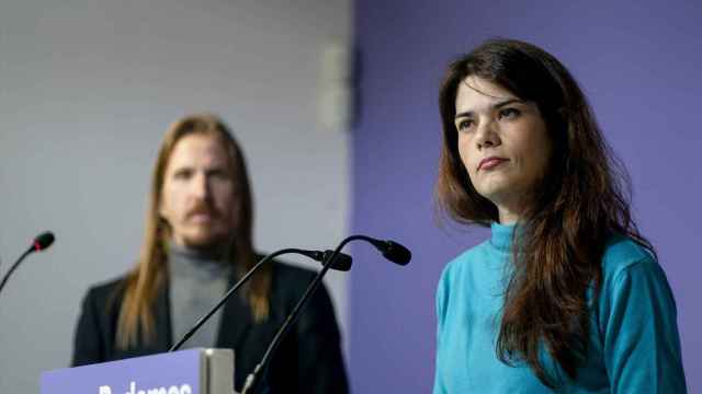 Los portavoces de Podemos Isabel Serra y Pablo Fernández, durante una rueda de prensa en la sede del partido.