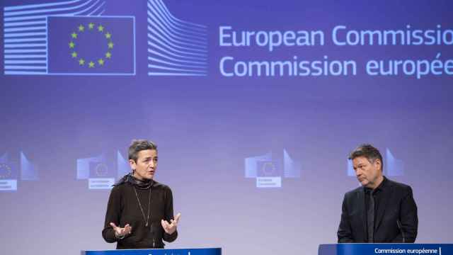 Margrethe Vestager y Robert Habeck, durante su rueda de prensa de este lunes en Bruselas