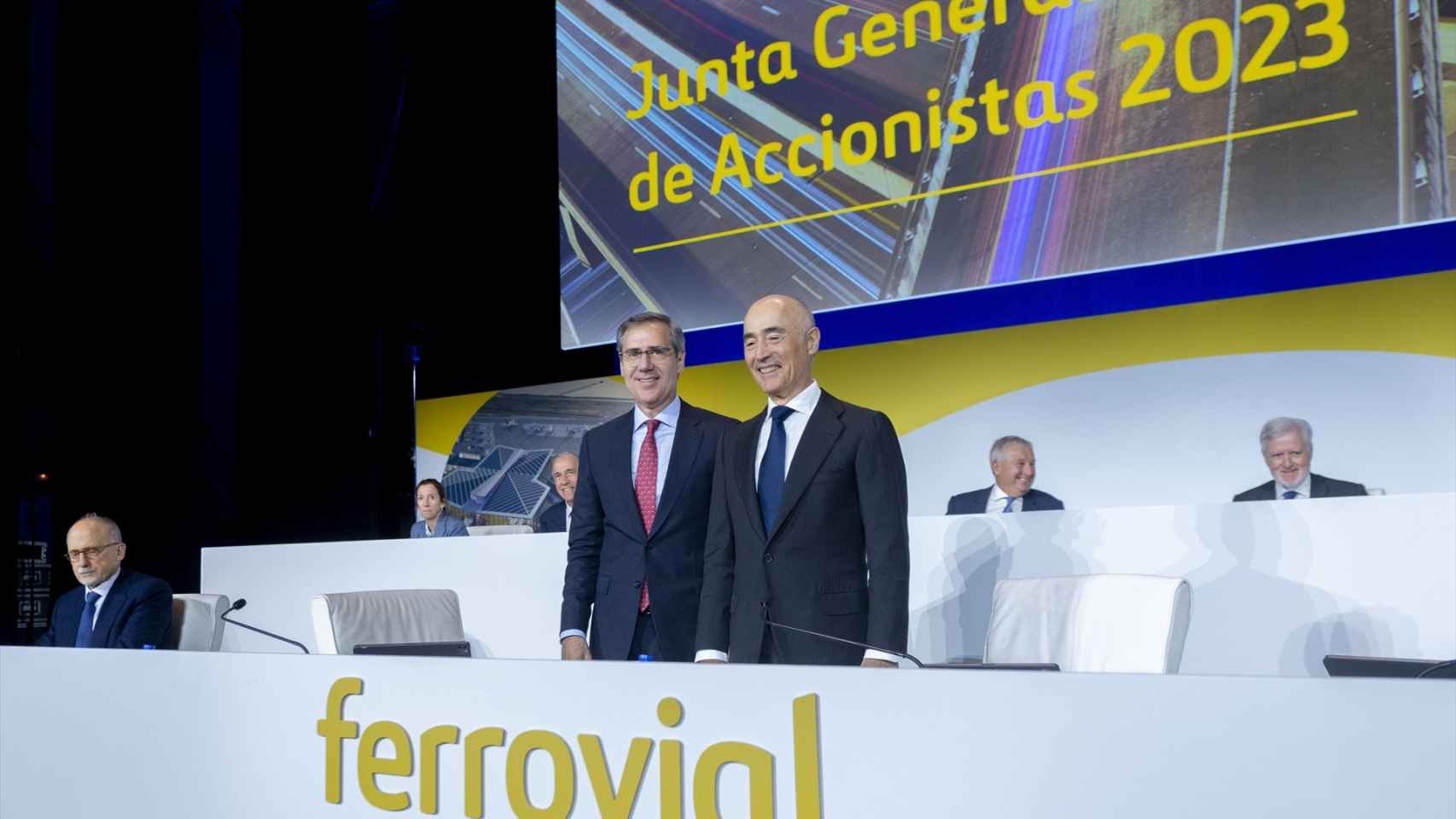 El consejero delegado de Ferrovial, Ignacio Madridejos (i) y el presidente de Ferrovial, Rafael del Pino (d)