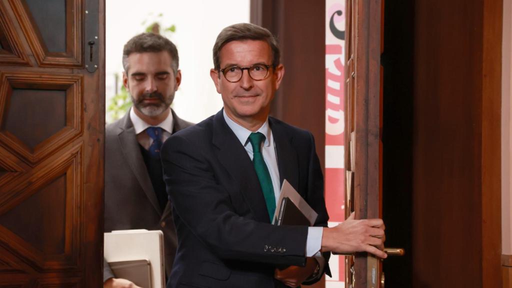 El consejero de Sostenibilidad, Medio Ambiente y Economía Azul y portavoz del Gobierno, Ramón Fernández-Pacheco; y el consejero de Industria, Energía y Minas, Jorge Paradela, al inicio de la rueda de prensa posterior al Consejo de Gobierno.