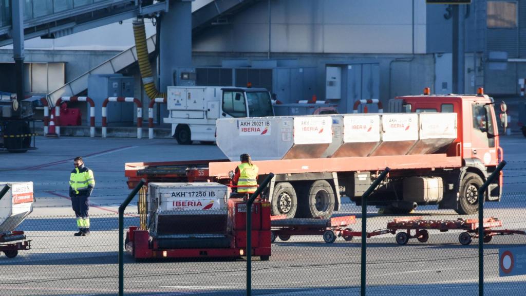 Varios trabajadores de 'handling' de Iberia durante el último día de la huelga del servicio