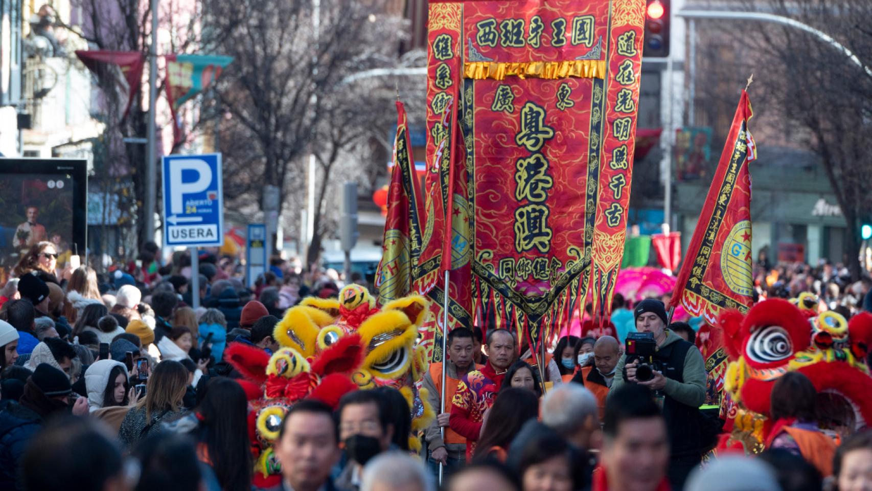 Varias personas participan en la celebración del pasacalles del Año Nuevo Chino 2023, en el distrito de Usera.