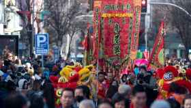 Varias personas participan en la celebración del pasacalles del Año Nuevo Chino 2023, en el distrito de Usera.