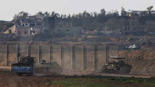 Un convoy militar de Israel llega desde Gaza, en medio del conflicto con Hamás