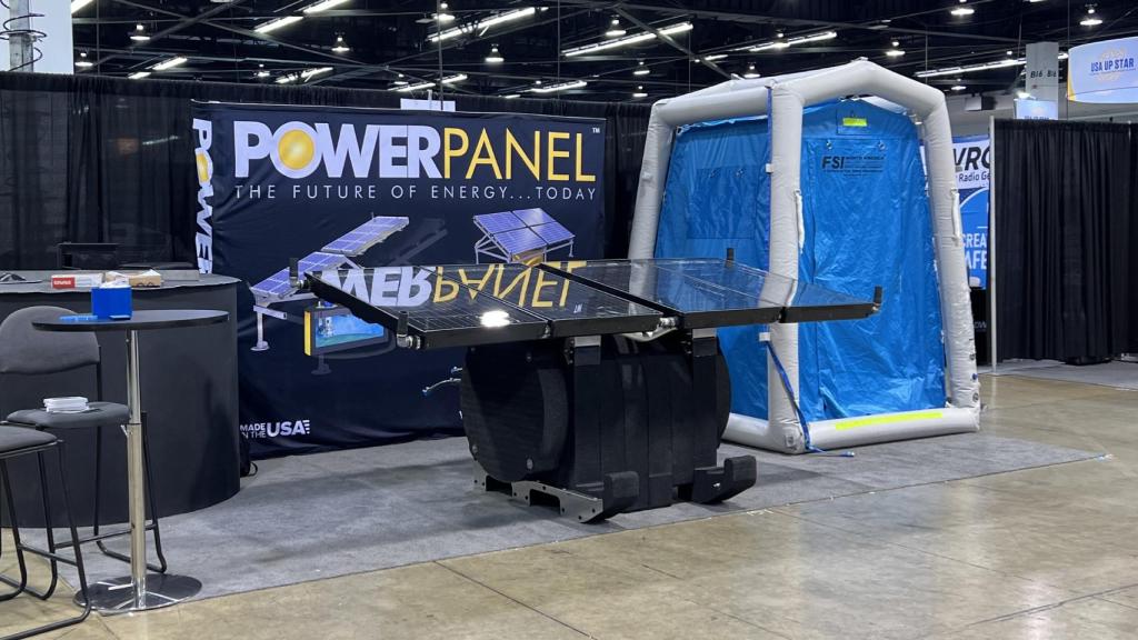 El PowerPanel Gen20 Portable en una feria.