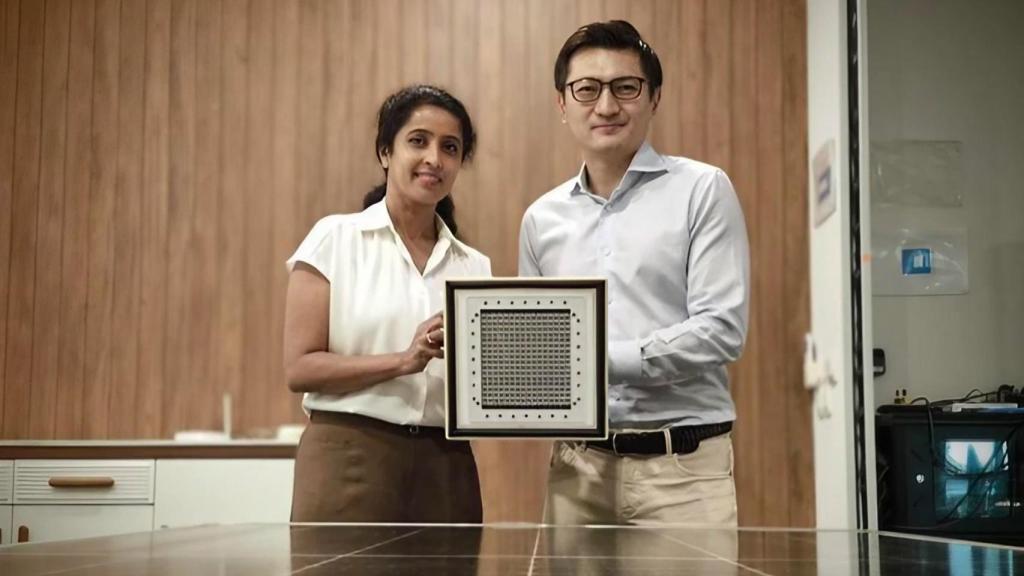 Los responsables del invento con un prototipo del dispositivo