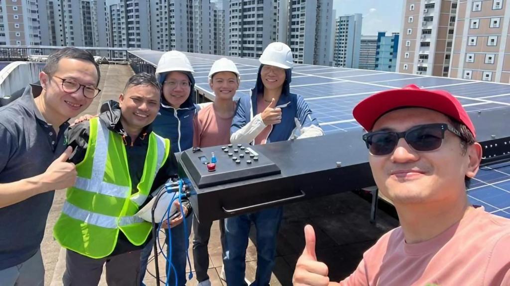 El equipo de EtaVolt junto al dispositivo en la cubierta de un edificio
