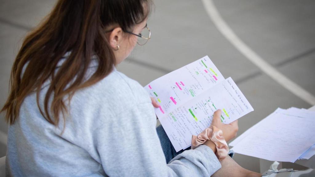 Varios alumnos antes de comenzar uno de los exámenes de las pruebas de acceso a la universidad 2023.