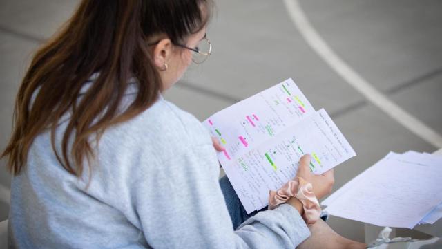 Varios alumnos antes de comenzar uno de los exámenes de las pruebas de acceso a la universidad 2023.