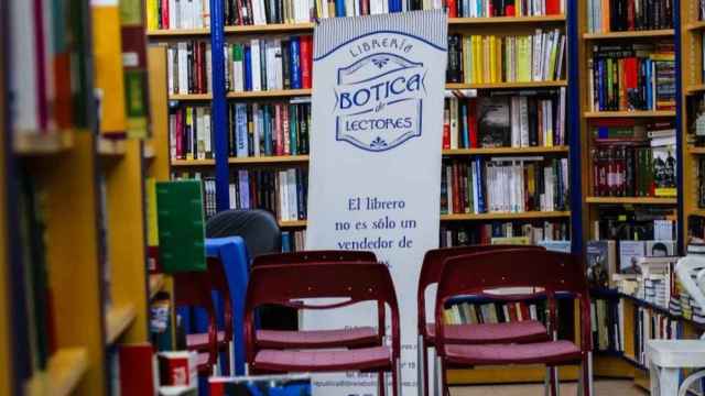 Librería Botica de Lectores preparada para un evento.