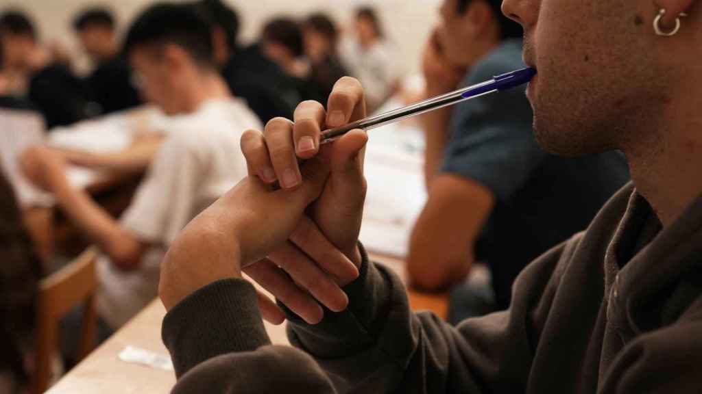 Estudiantes listos para hacer un examen.