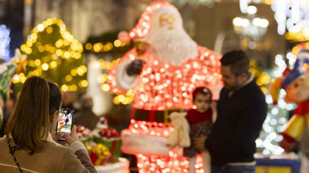 Una familia captura una imagen en la Navidad de Vigo 23-24.