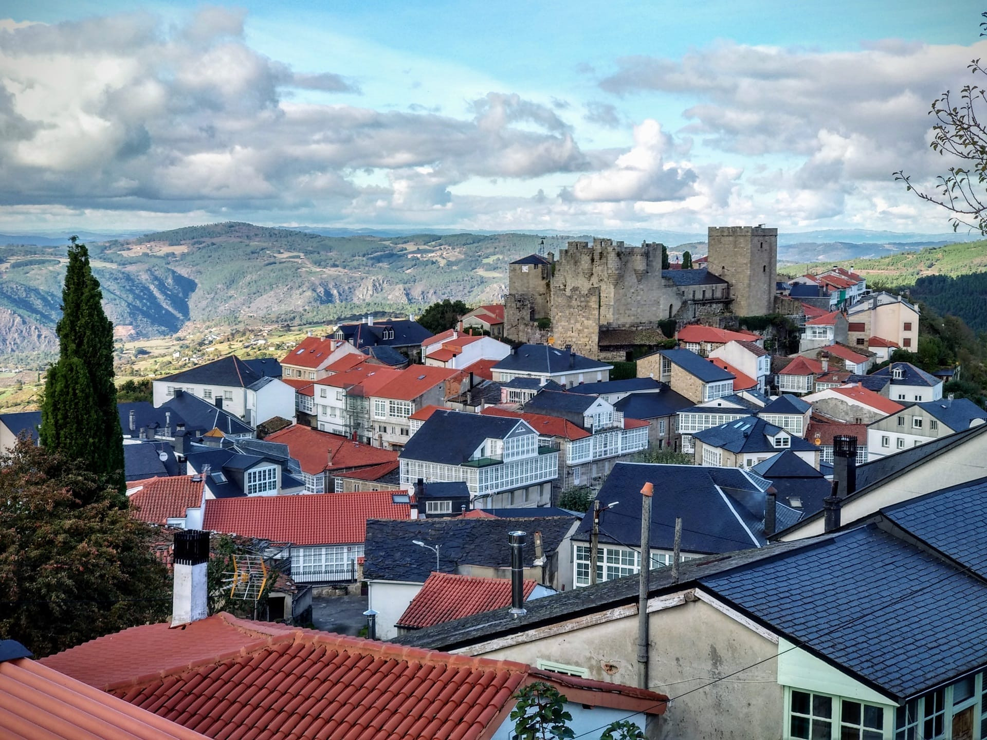 Vista de Castro Caldelas, en Ourense. Foto: Shutterstock