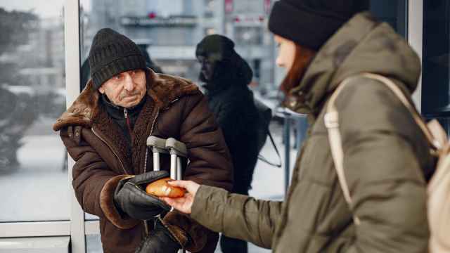 personas-hogar-ciudad-invierno-hombre-pidiendo-comida