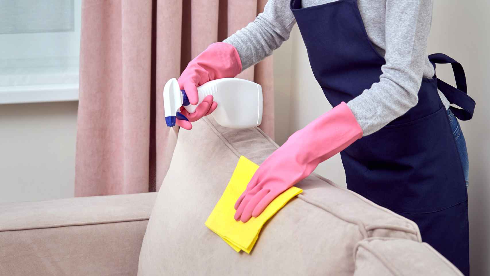 El truco definitivo viral para limpiar tu sofá y quitar el mal olor