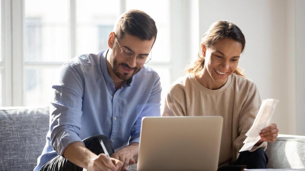 Una pareja, haciendo las cuentas.
