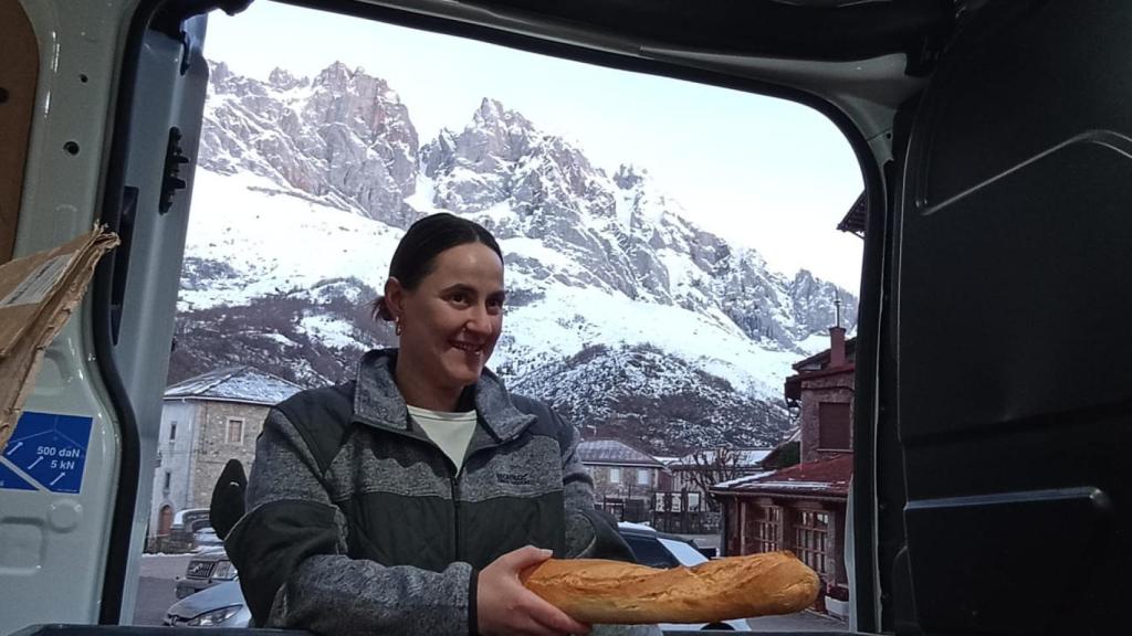 Sara con una barra de pan