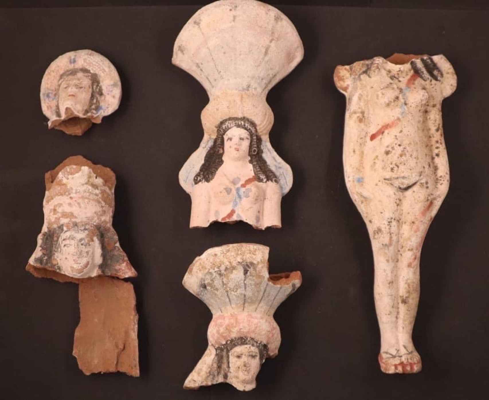 Las figuras de terracota que representan a Isis-Afrodita.
