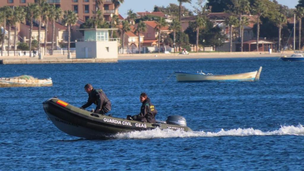 Los miembros del GEAS en una lancha peinando el Mar Menor.