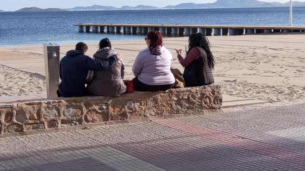 Los familiares de Ivailo Petrov siguiendo las labores del dispositivo de búsqueda desde el paseo marítimo de Los Alcázares.