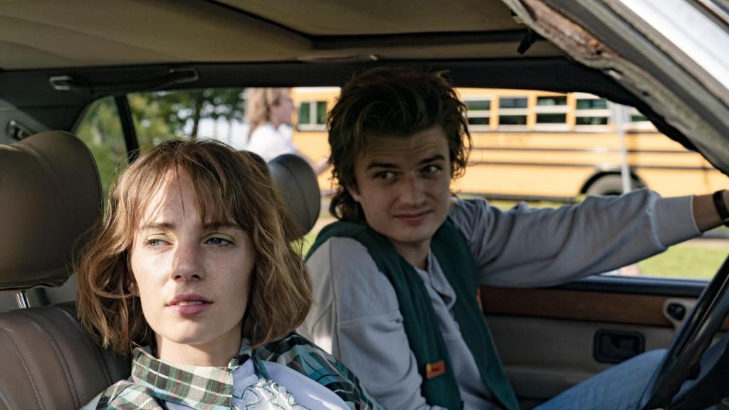 Joe Keery y Maya Hawke en una escena de 'Stranger Things'