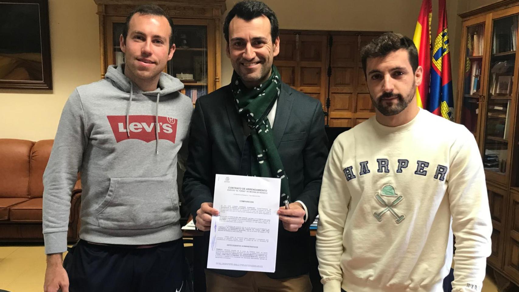 Carlos, Borja y David Esteban, alcalde de Medina de Rioseco, con el contrato