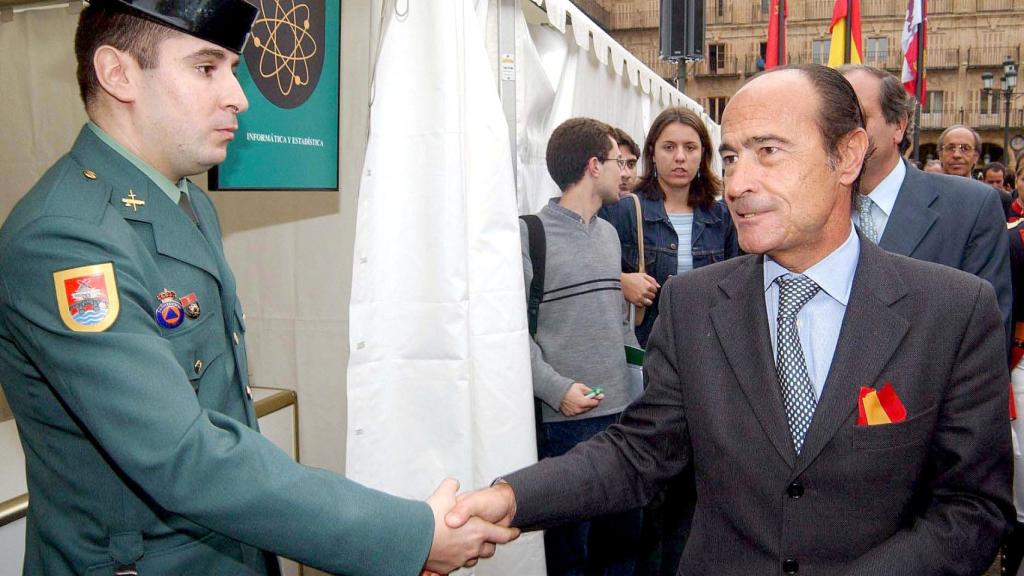 Presentación de los actos de la festividad de la Guardia Civil con el director general del Cuerpo, Santiago López Valdivielso, en Salamanca en 2002
