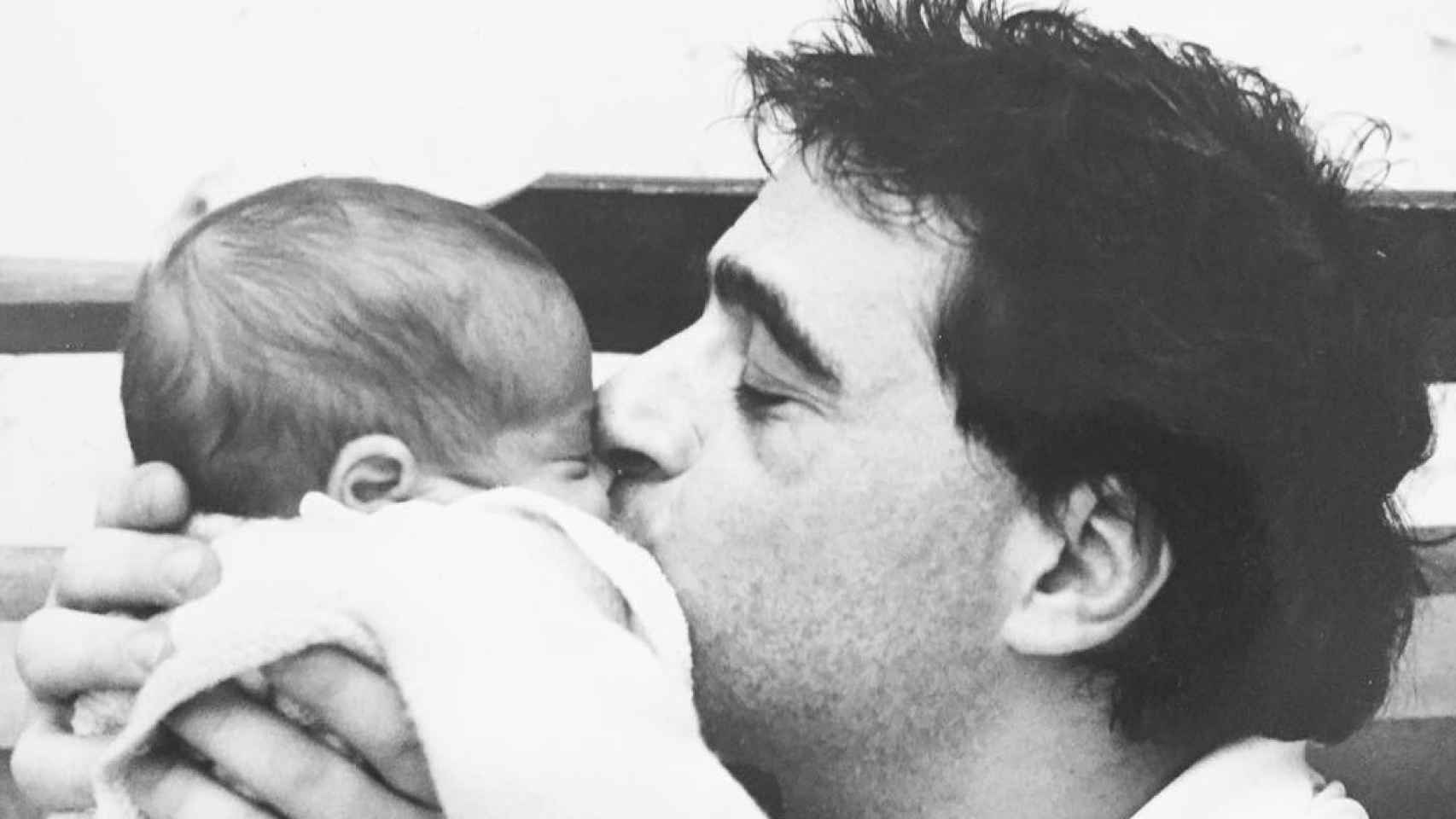 Gabriel, de bebé, y su padre, en una imagen compartida por él.