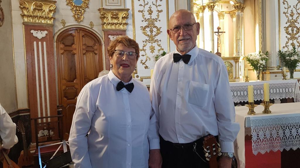 La pareja, en la rondalla.