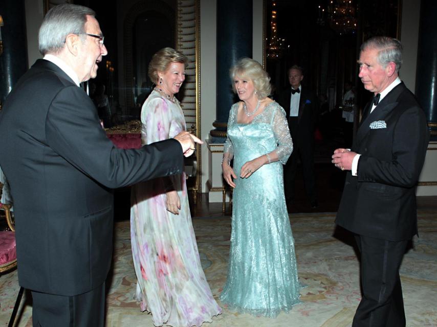 Constantino de Grecia junto a Carlos III y Camila.