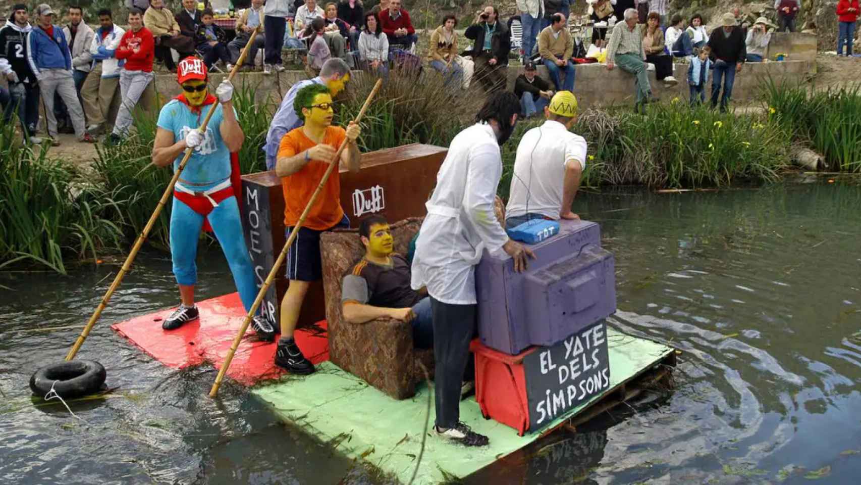 Una de las barcas artesanales del carnaval de Pego.