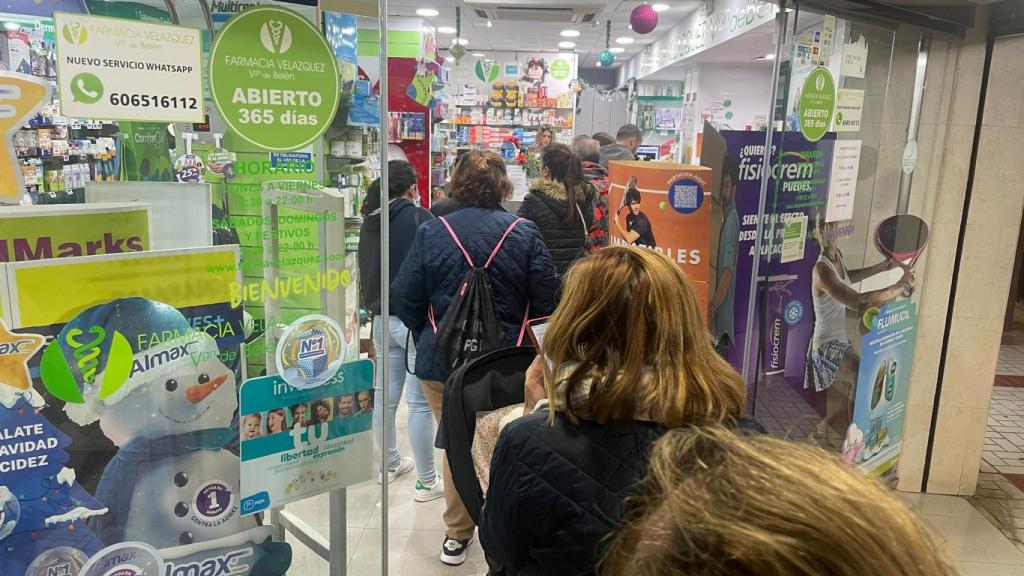 Fotografía de la cola de una farmacia durante las Navidades.