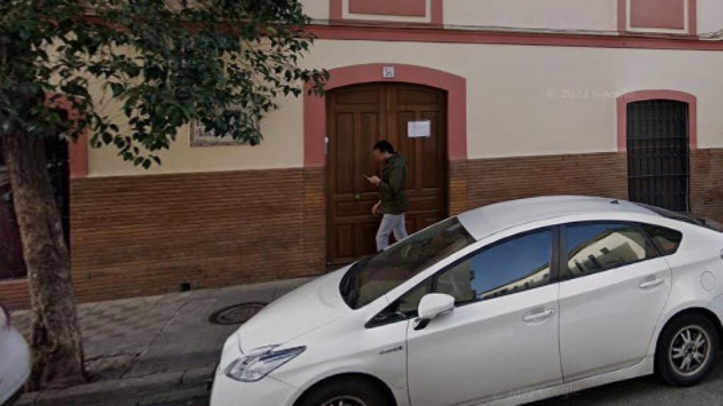 Un hombre camina frente al comedor social de Pagés del Corro, en Triana.
