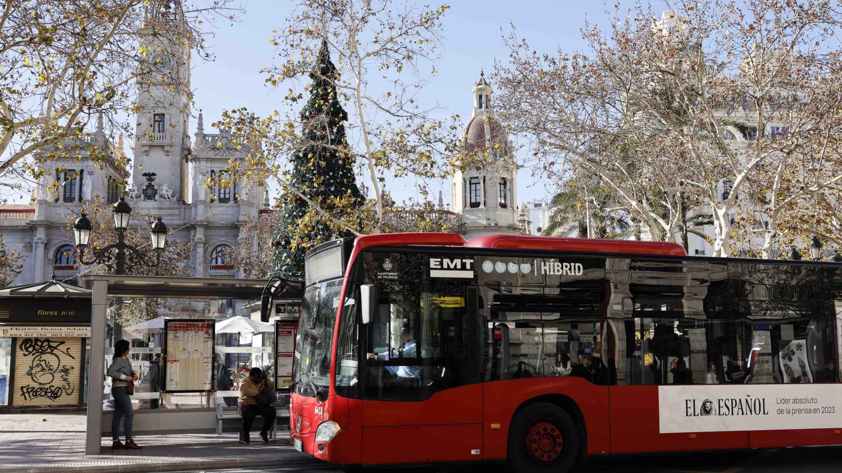 Autobús con la campaña de EL ESPAÑOL en la Plaza del Ayuntamiento de Valencia.